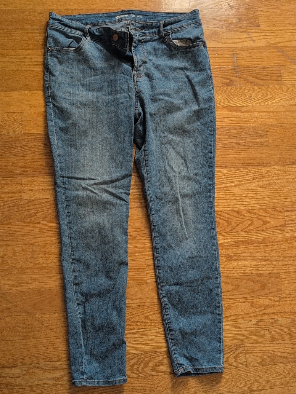 Old Navy Women’s Skinny Jeans in Classic Blue - Stretch Denim